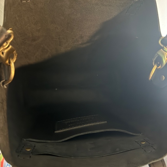 Portland Leather Crossbody Tote Large - Picture 3 of 9